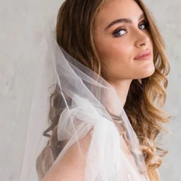BRIDES AND HAIRPINS
Floral Lace Tulle Fingertip Veil Ivory Retail $235 NIB - Picture 14 of 15